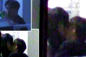 526日：女顶流家中与男友幽会被拍！两人在卧室激吻好甜男方身份遭揭